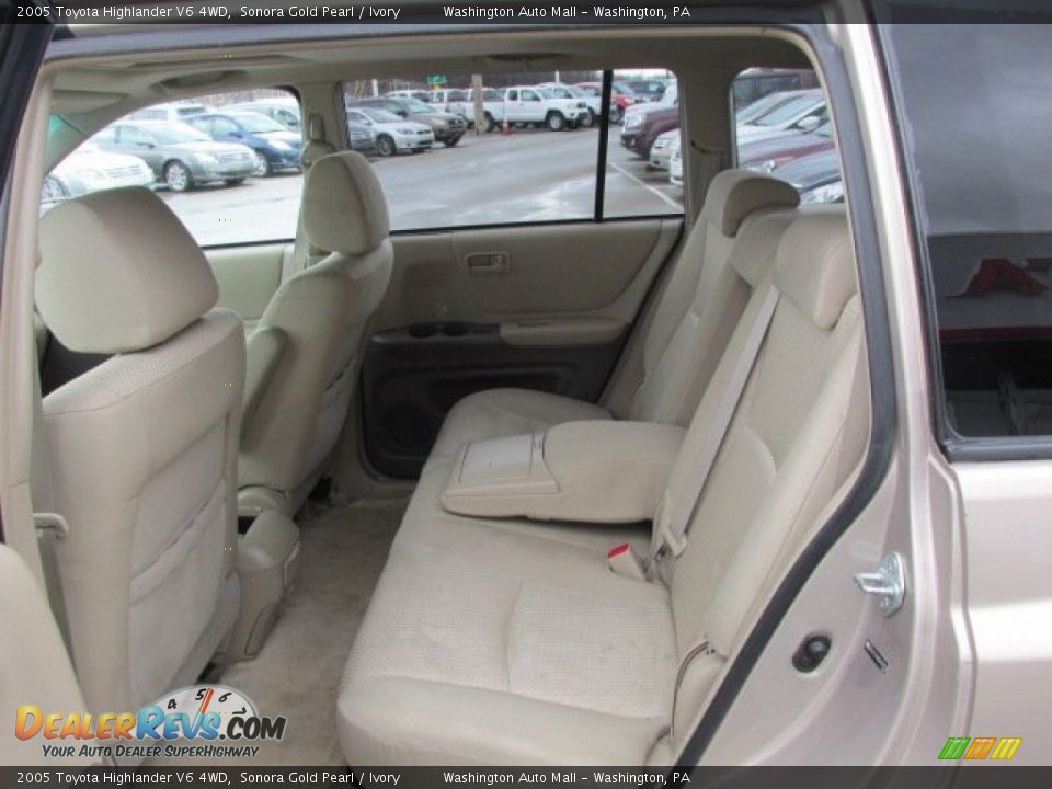 Rear Seat of 2005 Toyota Highlander V6 4WD Photo #15
