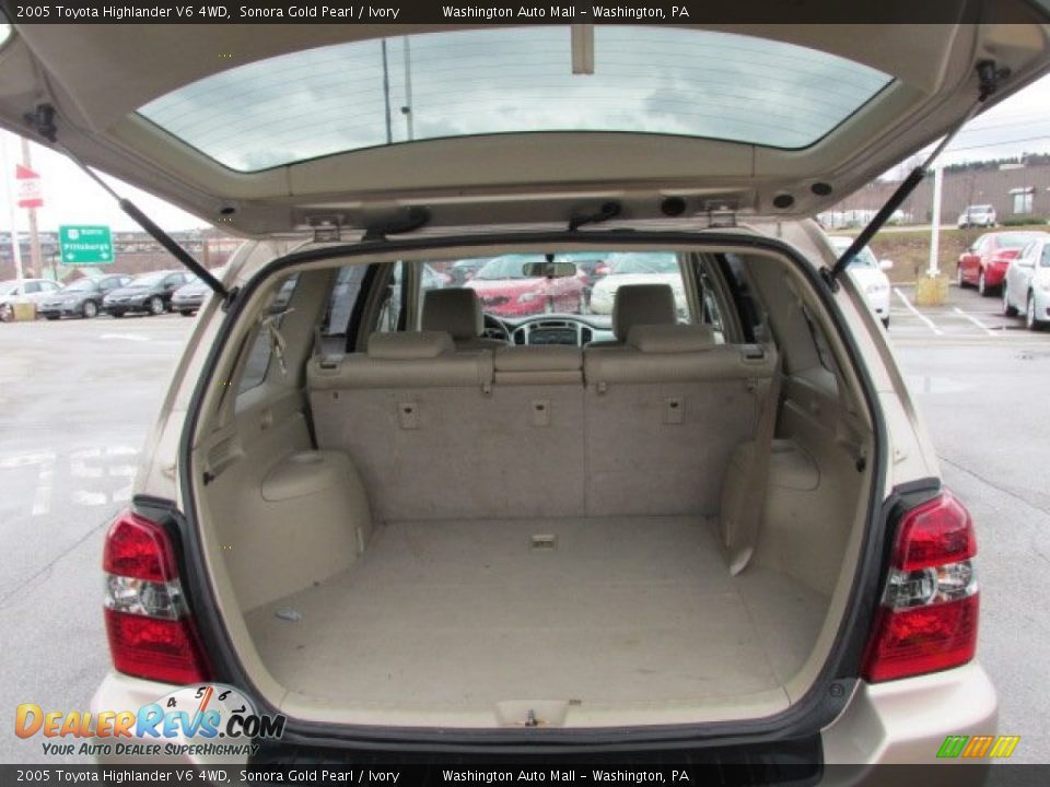 2005 Toyota Highlander V6 4WD Trunk Photo #16