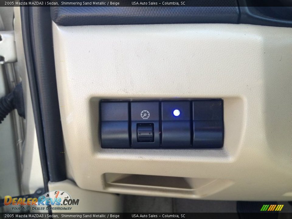 2005 Mazda MAZDA3 i Sedan Shimmering Sand Metallic / Beige Photo #17