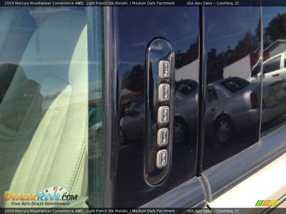 2004 Mercury Mountaineer Convenience AWD Light French Silk Metallic / Medium Dark Parchment Photo #13