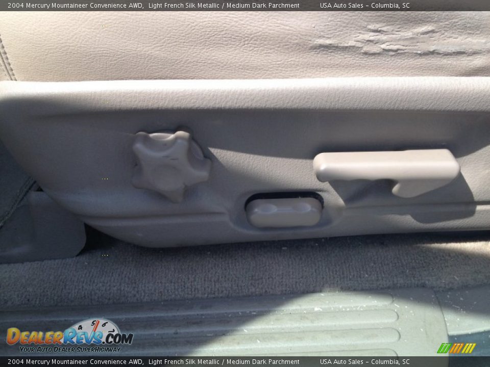 2004 Mercury Mountaineer Convenience AWD Light French Silk Metallic / Medium Dark Parchment Photo #16