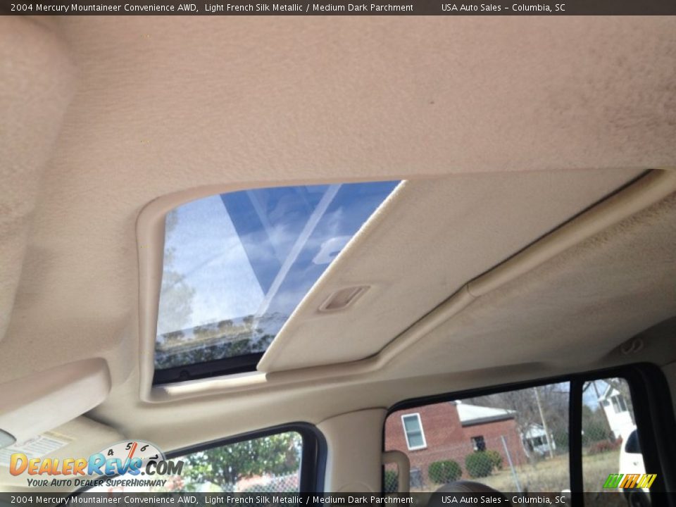 2004 Mercury Mountaineer Convenience AWD Light French Silk Metallic / Medium Dark Parchment Photo #32