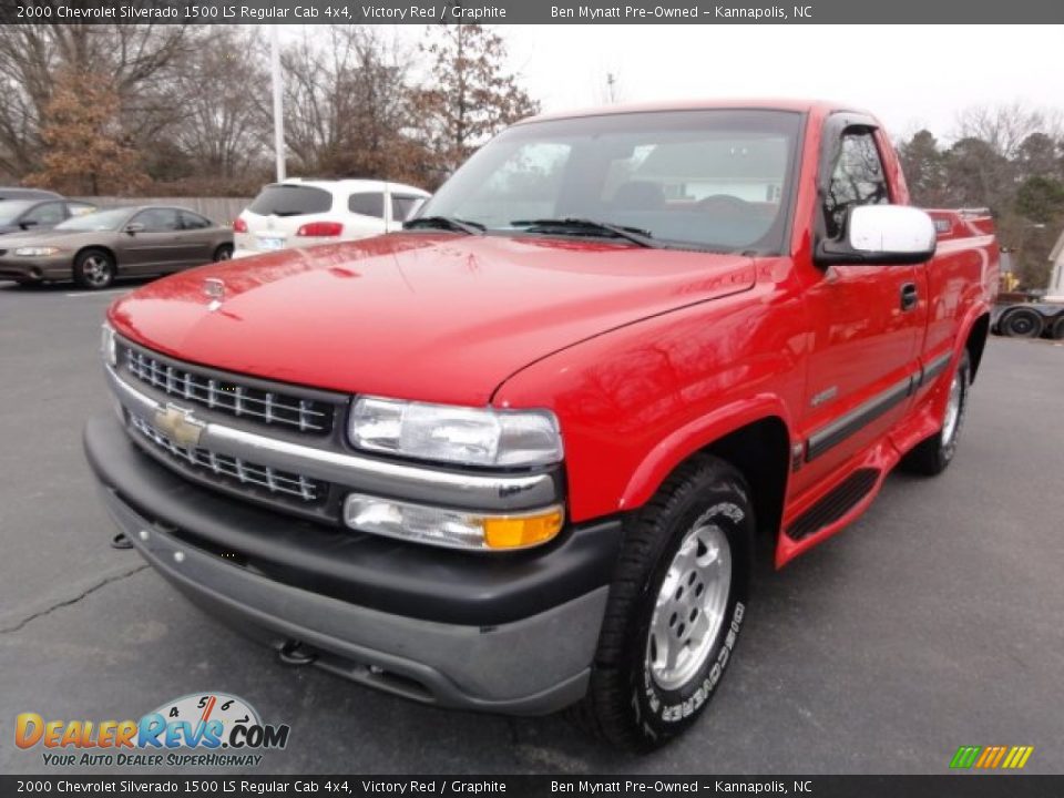 Front 3/4 View of 2000 Chevrolet Silverado 1500 LS Regular Cab 4x4 Photo #1