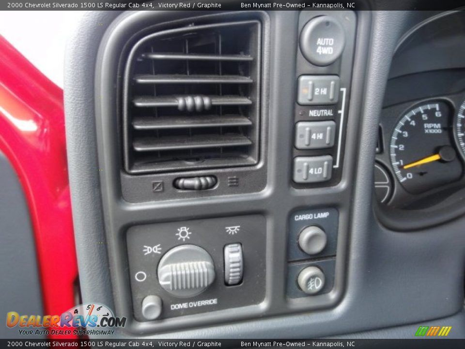 Controls of 2000 Chevrolet Silverado 1500 LS Regular Cab 4x4 Photo #12