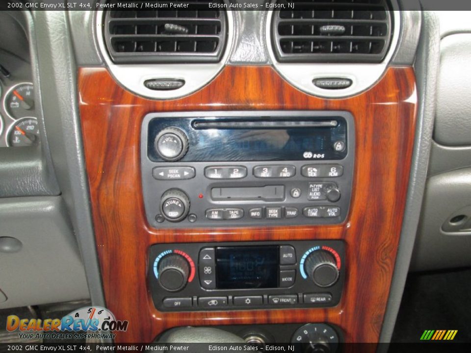 Controls of 2002 GMC Envoy XL SLT 4x4 Photo #21