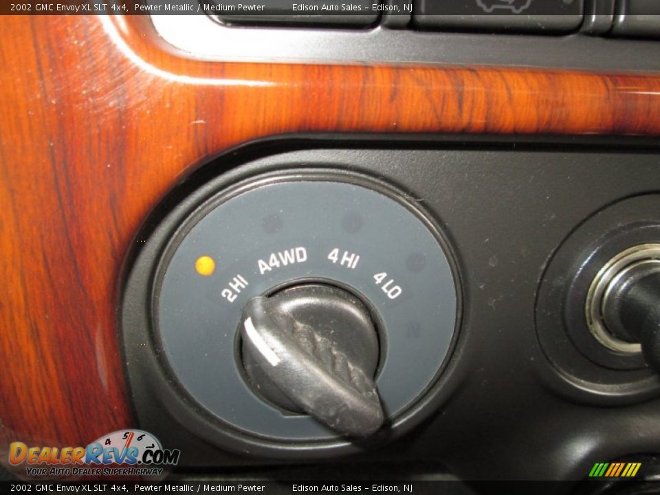 Controls of 2002 GMC Envoy XL SLT 4x4 Photo #22