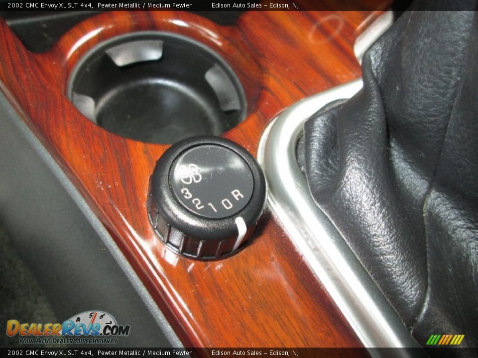 Controls of 2002 GMC Envoy XL SLT 4x4 Photo #24