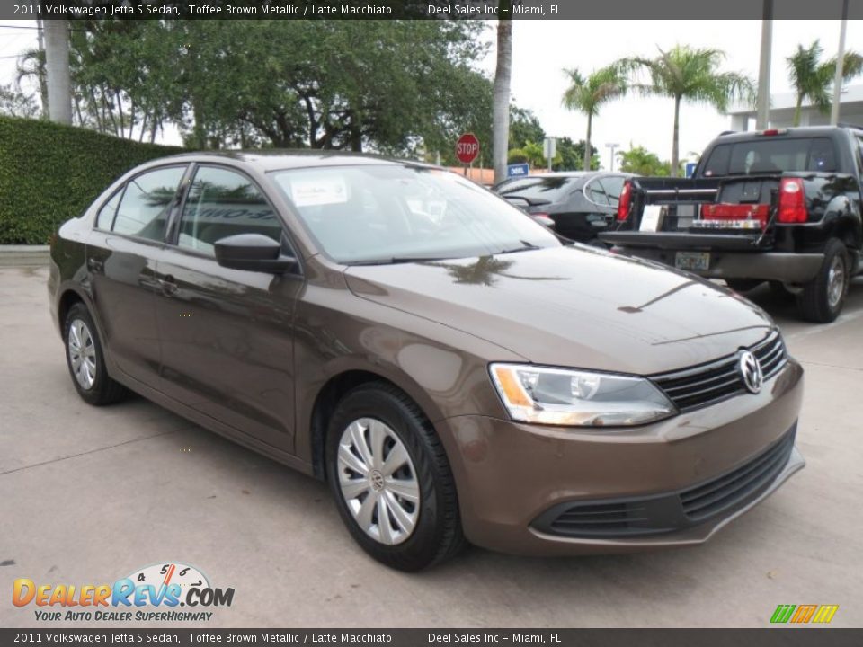 Front 3/4 View of 2011 Volkswagen Jetta S Sedan Photo #7