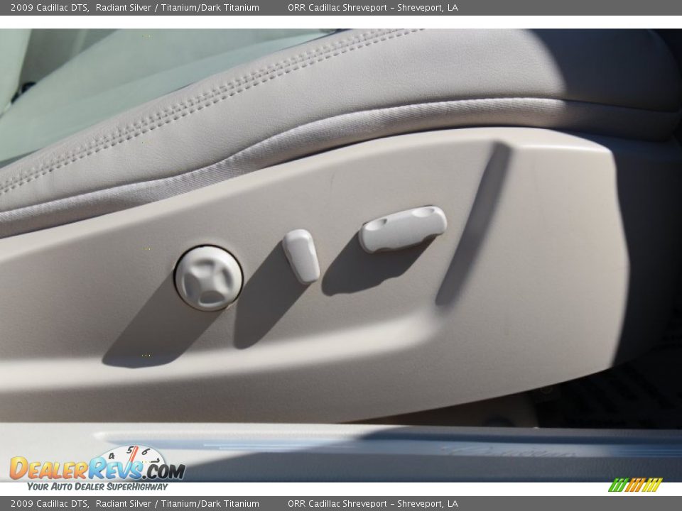 Controls of 2009 Cadillac DTS  Photo #30