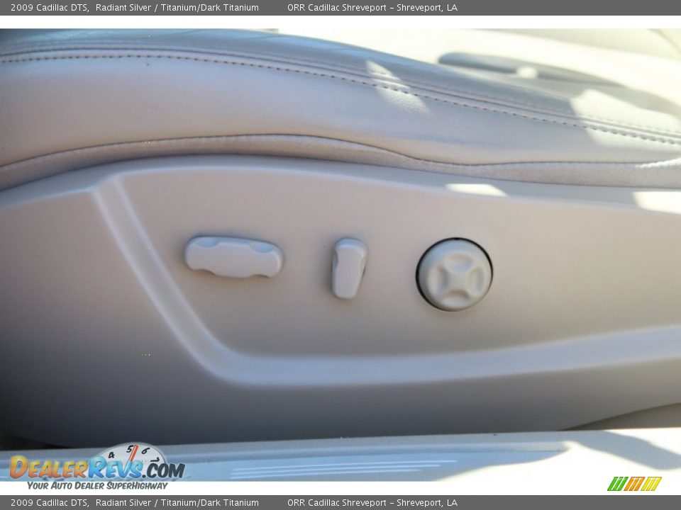 Controls of 2009 Cadillac DTS  Photo #31
