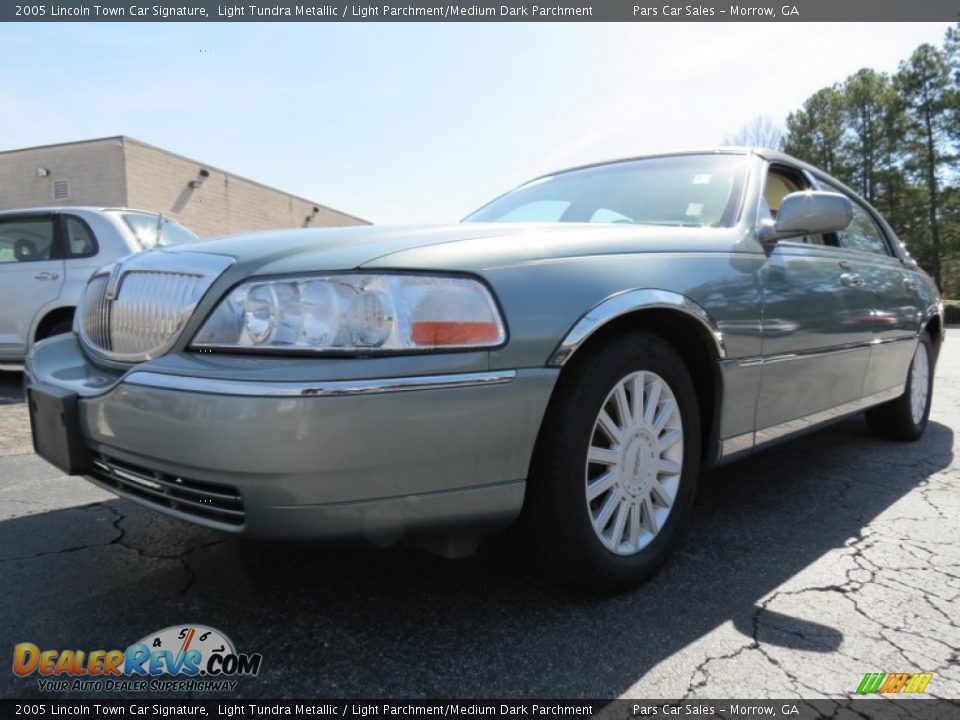 2005 Lincoln Town Car Signature Light Tundra Metallic / Light Parchment/Medium Dark Parchment Photo #1