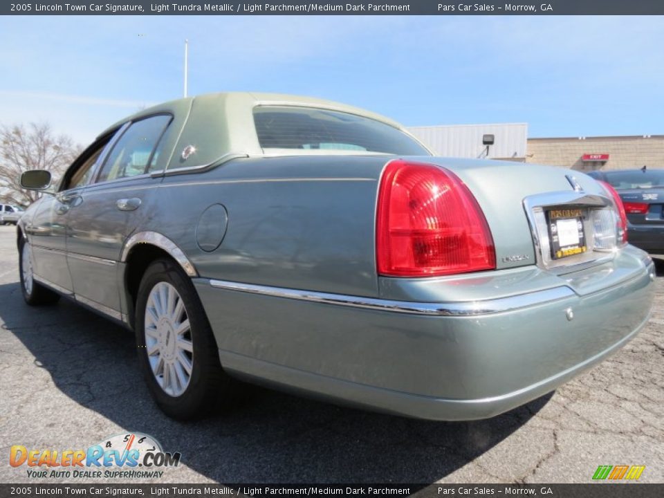 2005 Lincoln Town Car Signature Light Tundra Metallic / Light Parchment/Medium Dark Parchment Photo #2