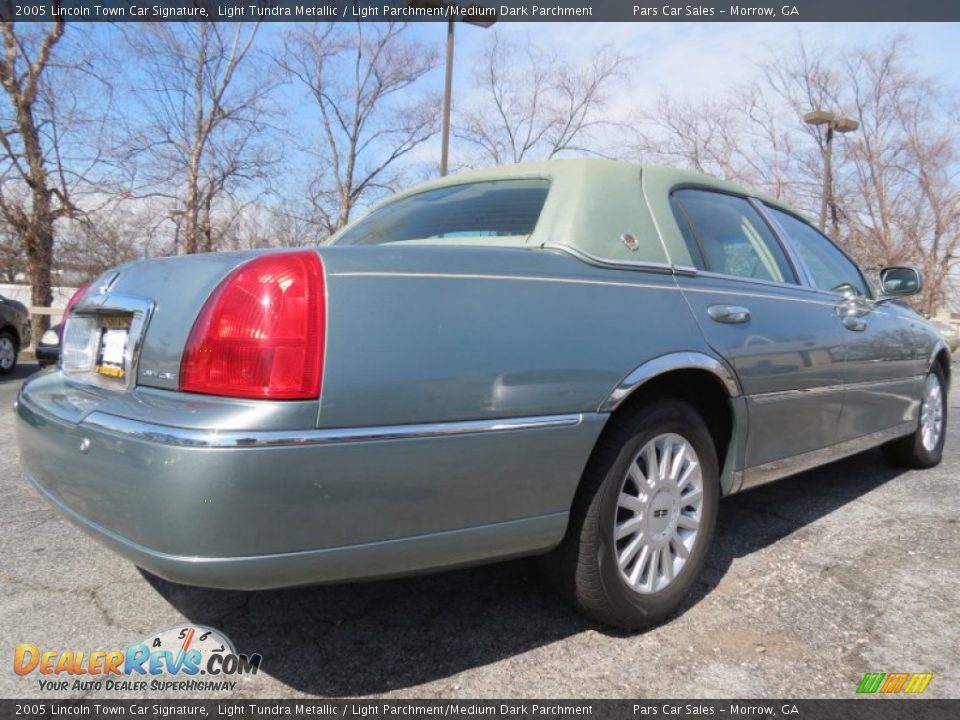 2005 Lincoln Town Car Signature Light Tundra Metallic / Light Parchment/Medium Dark Parchment Photo #3