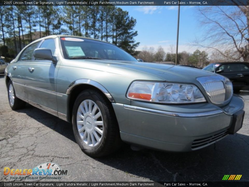 2005 Lincoln Town Car Signature Light Tundra Metallic / Light Parchment/Medium Dark Parchment Photo #4