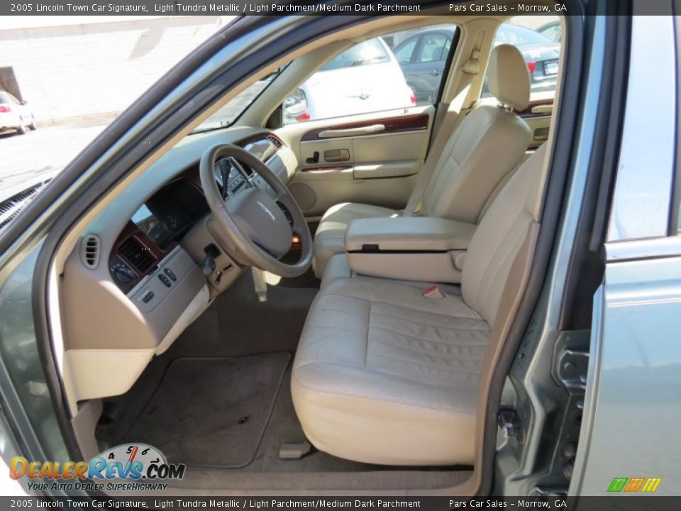 2005 Lincoln Town Car Signature Light Tundra Metallic / Light Parchment/Medium Dark Parchment Photo #6