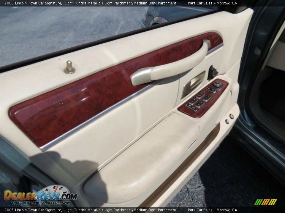 2005 Lincoln Town Car Signature Light Tundra Metallic / Light Parchment/Medium Dark Parchment Photo #7