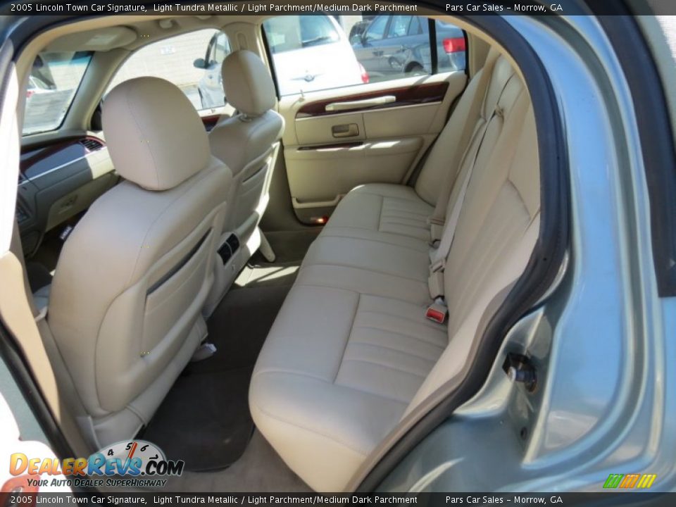2005 Lincoln Town Car Signature Light Tundra Metallic / Light Parchment/Medium Dark Parchment Photo #8