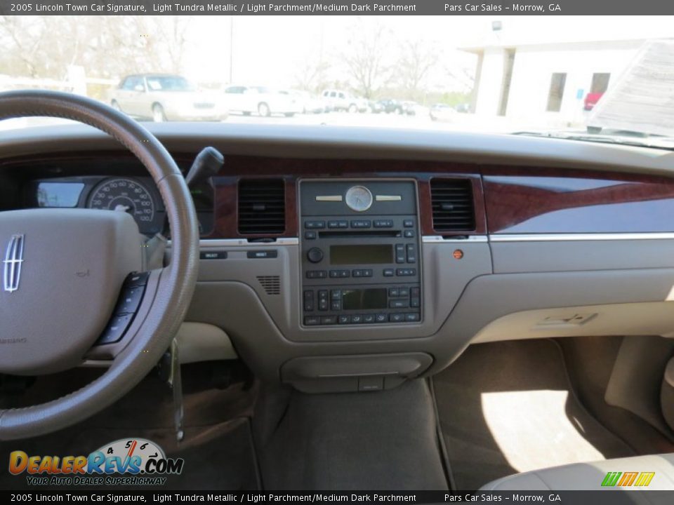 2005 Lincoln Town Car Signature Light Tundra Metallic / Light Parchment/Medium Dark Parchment Photo #9