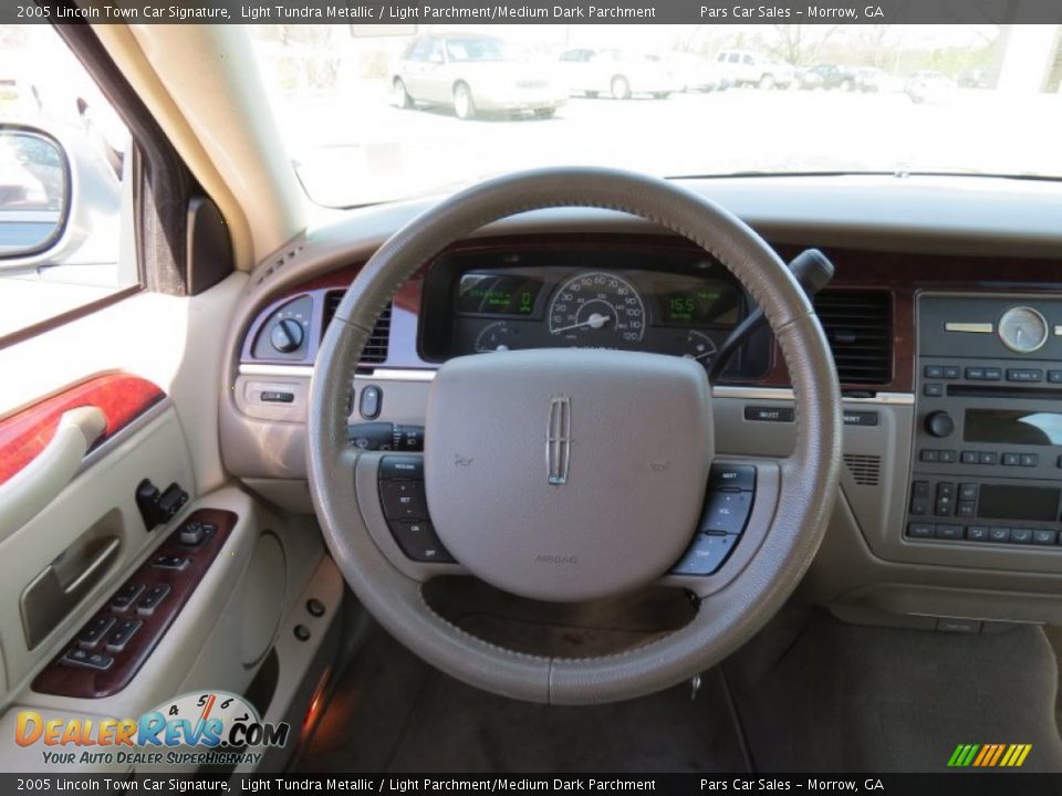 2005 Lincoln Town Car Signature Light Tundra Metallic / Light Parchment/Medium Dark Parchment Photo #10