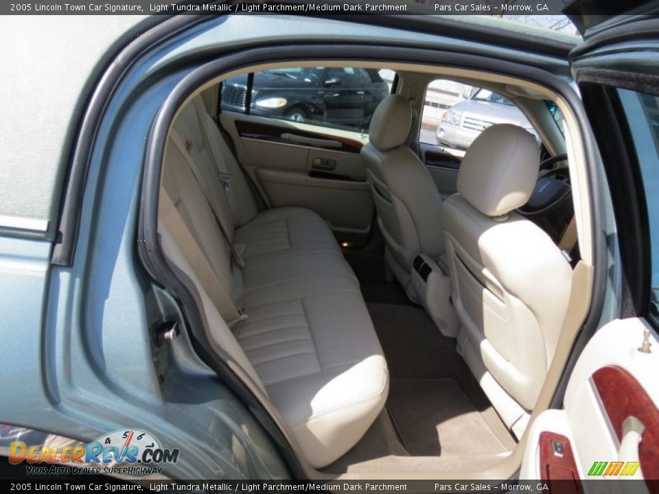 2005 Lincoln Town Car Signature Light Tundra Metallic / Light Parchment/Medium Dark Parchment Photo #11