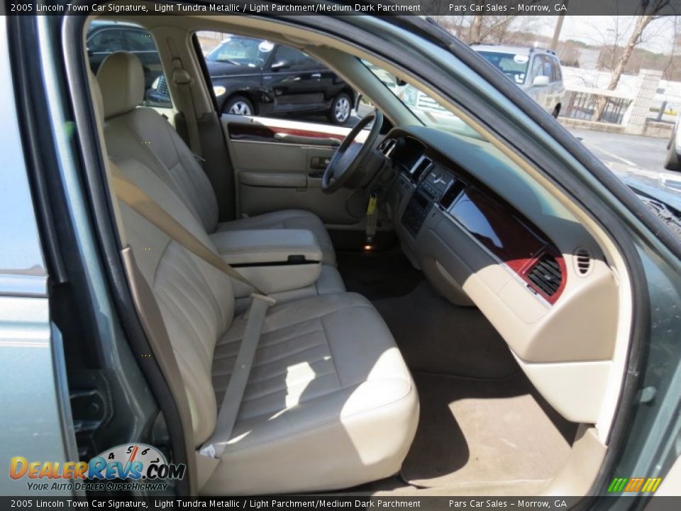2005 Lincoln Town Car Signature Light Tundra Metallic / Light Parchment/Medium Dark Parchment Photo #12