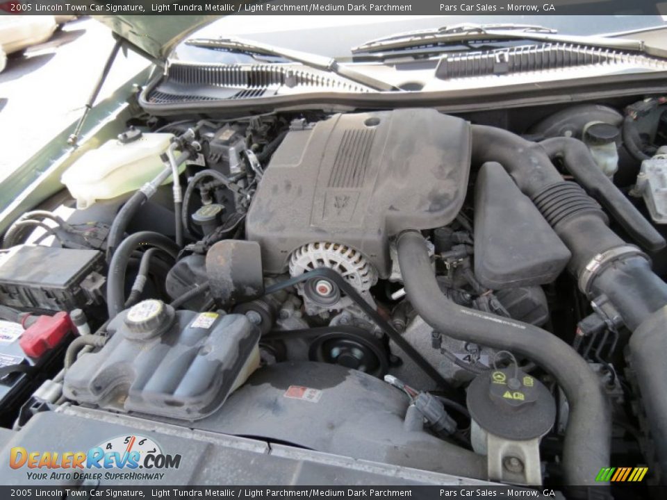 2005 Lincoln Town Car Signature Light Tundra Metallic / Light Parchment/Medium Dark Parchment Photo #13