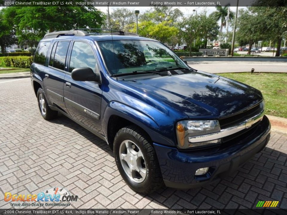 Front 3/4 View of 2004 Chevrolet TrailBlazer EXT LS 4x4 Photo #1