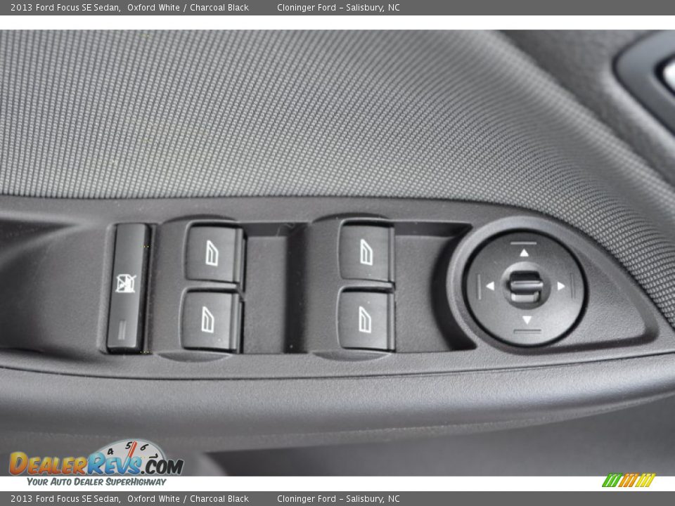 2013 Ford Focus SE Sedan Oxford White / Charcoal Black Photo #9