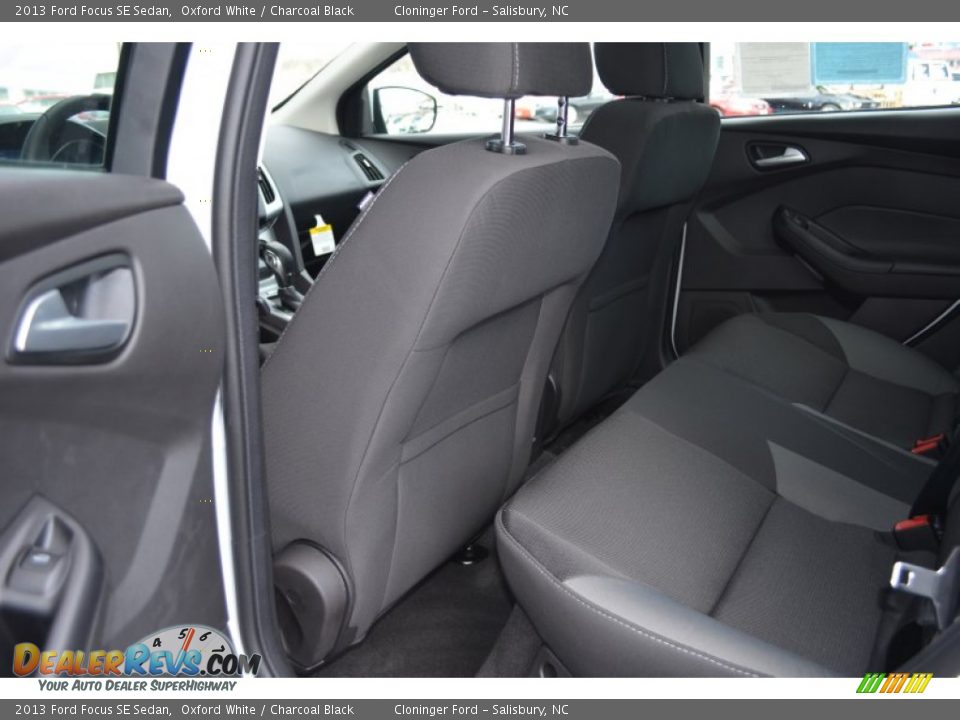 2013 Ford Focus SE Sedan Oxford White / Charcoal Black Photo #12