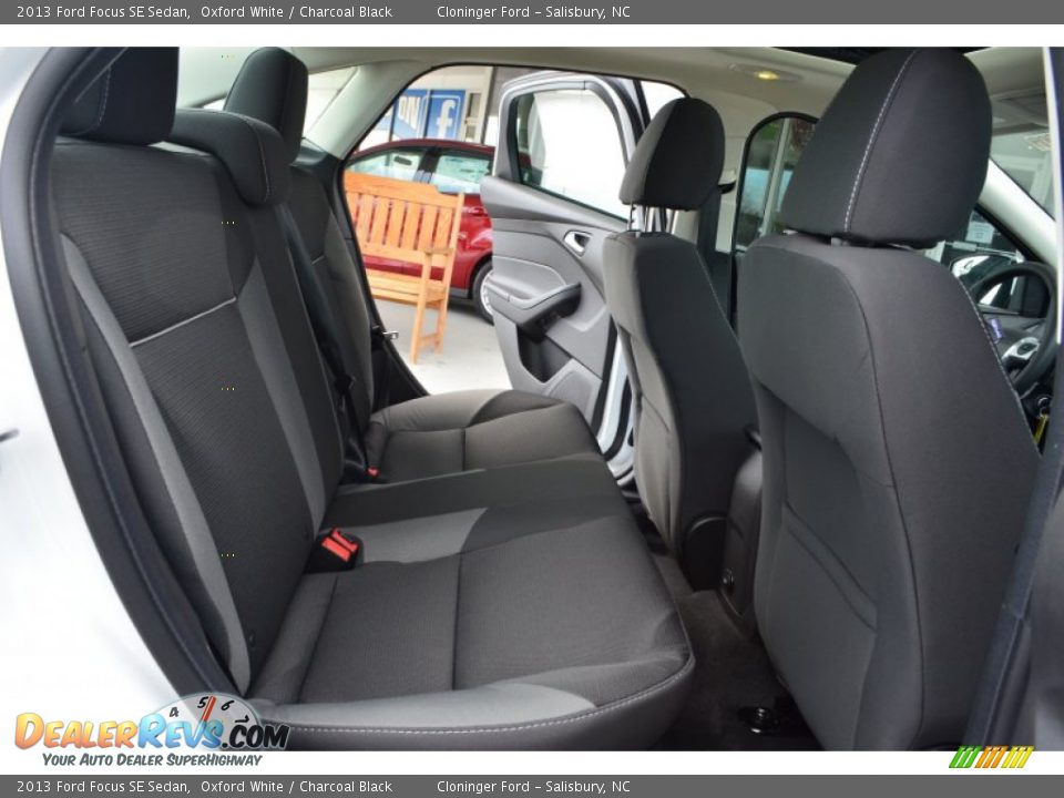2013 Ford Focus SE Sedan Oxford White / Charcoal Black Photo #14
