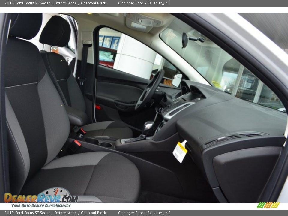 2013 Ford Focus SE Sedan Oxford White / Charcoal Black Photo #15