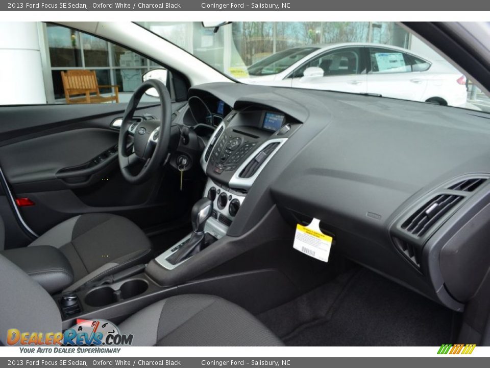 2013 Ford Focus SE Sedan Oxford White / Charcoal Black Photo #16