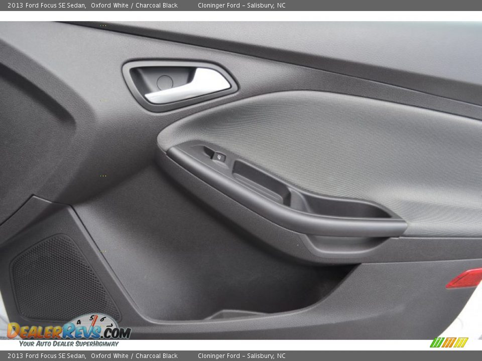 2013 Ford Focus SE Sedan Oxford White / Charcoal Black Photo #17