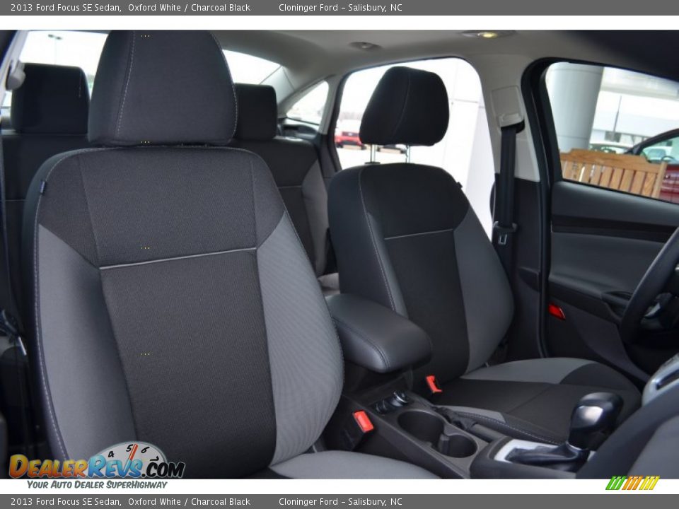 2013 Ford Focus SE Sedan Oxford White / Charcoal Black Photo #18