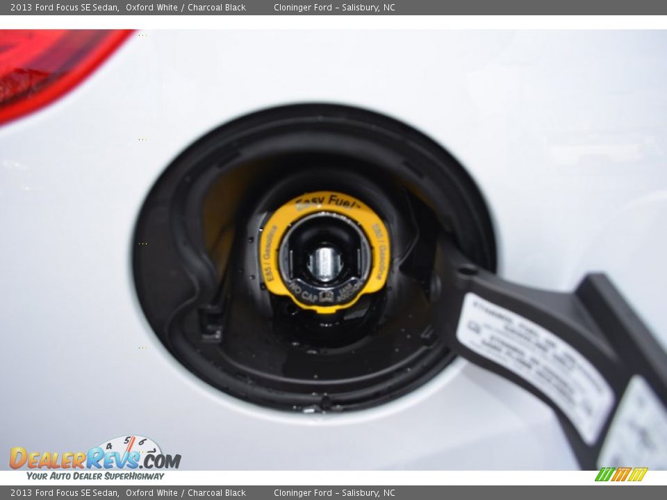 2013 Ford Focus SE Sedan Oxford White / Charcoal Black Photo #20