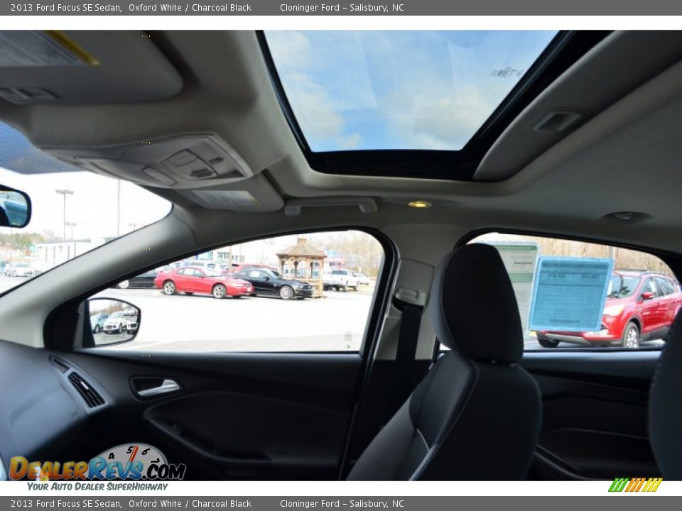 2013 Ford Focus SE Sedan Oxford White / Charcoal Black Photo #24