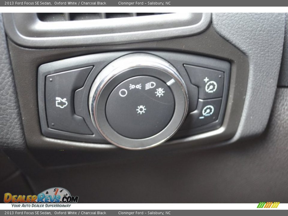 2013 Ford Focus SE Sedan Oxford White / Charcoal Black Photo #25
