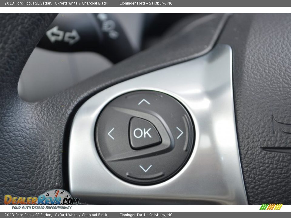 2013 Ford Focus SE Sedan Oxford White / Charcoal Black Photo #26