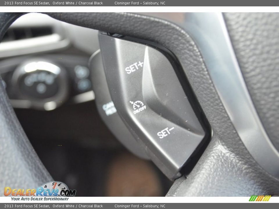 2013 Ford Focus SE Sedan Oxford White / Charcoal Black Photo #29
