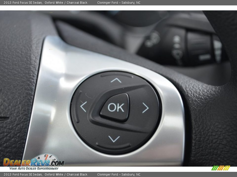 2013 Ford Focus SE Sedan Oxford White / Charcoal Black Photo #30