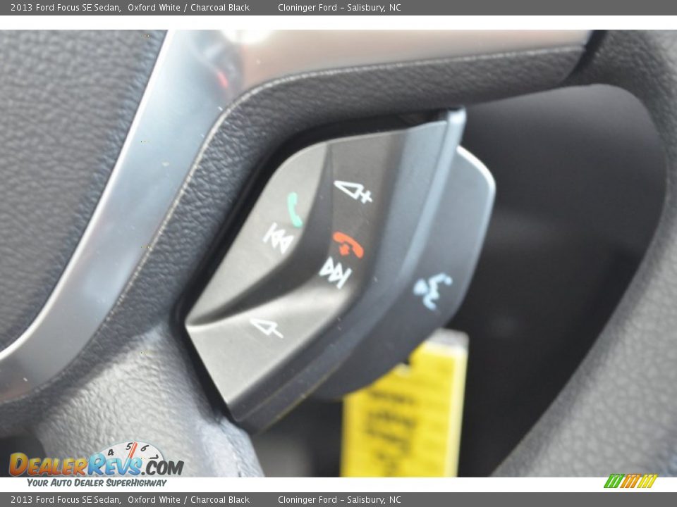 2013 Ford Focus SE Sedan Oxford White / Charcoal Black Photo #32