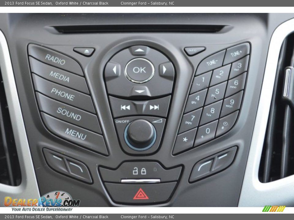 2013 Ford Focus SE Sedan Oxford White / Charcoal Black Photo #33