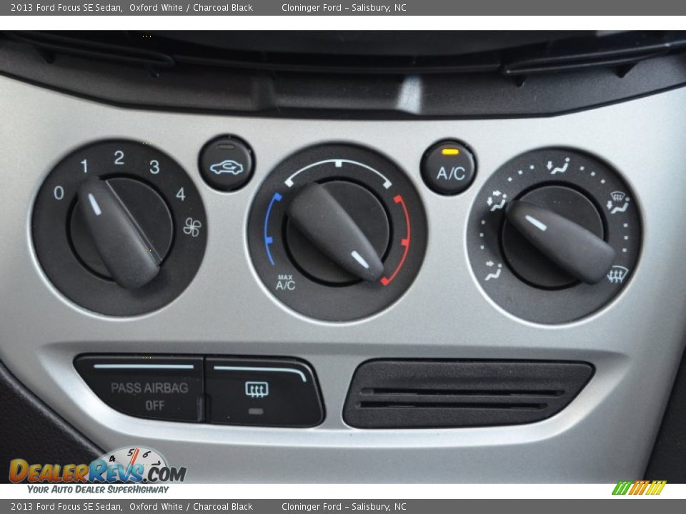2013 Ford Focus SE Sedan Oxford White / Charcoal Black Photo #34