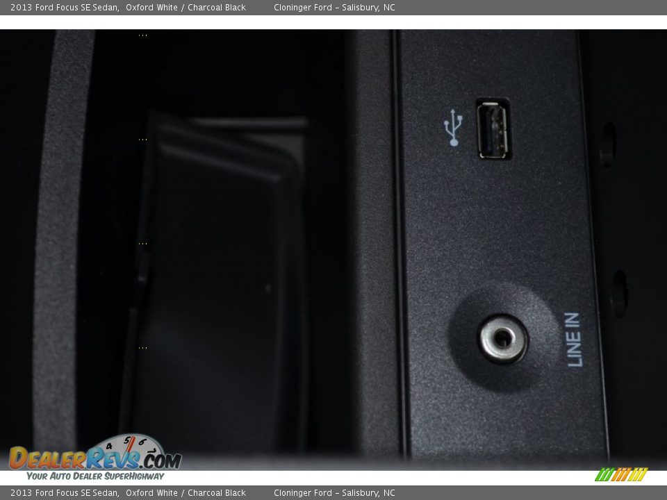 2013 Ford Focus SE Sedan Oxford White / Charcoal Black Photo #36