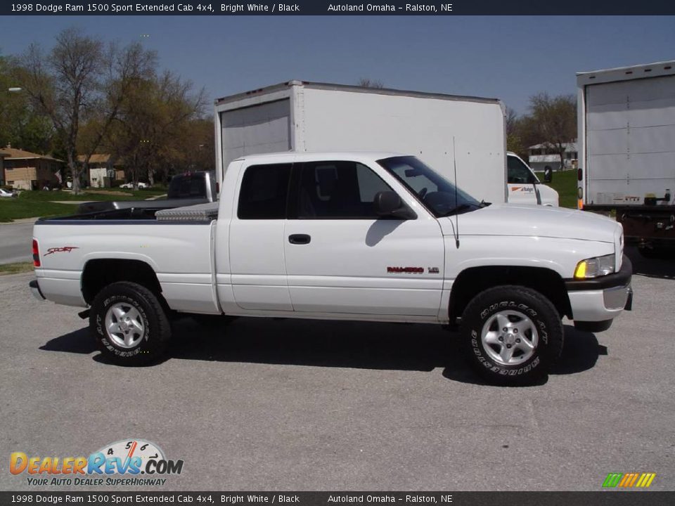 1998 Dodge Ram 1500 Sport Extended Cab 4x4 Bright White / Black Photo #2