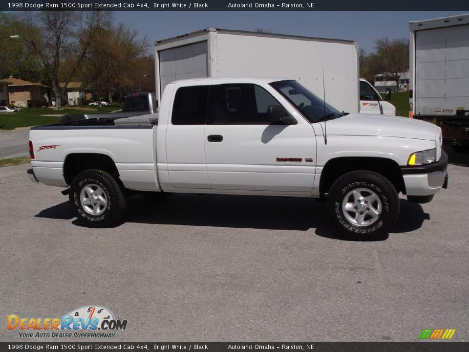 1998 Dodge Ram 1500 Sport Extended Cab 4x4 Bright White / Black Photo #10