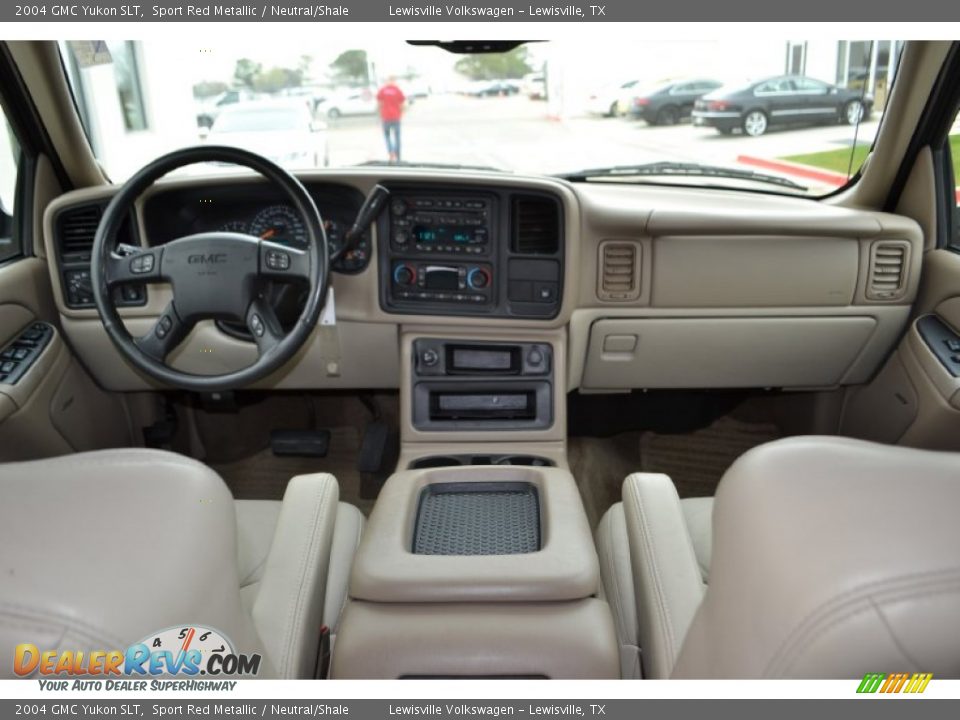 Dashboard of 2004 GMC Yukon SLT Photo #14