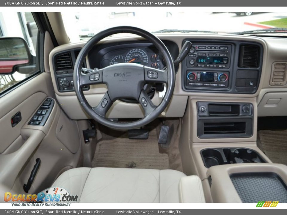 Dashboard of 2004 GMC Yukon SLT Photo #15