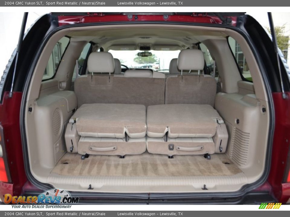 2004 GMC Yukon SLT Trunk Photo #20