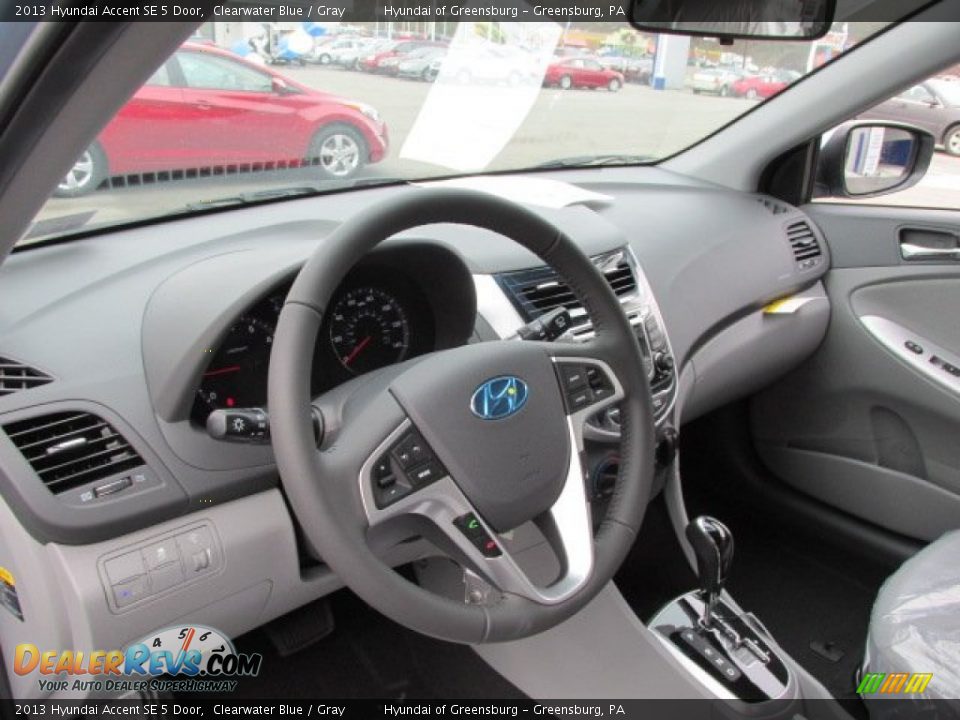 Dashboard of 2013 Hyundai Accent SE 5 Door Photo #5